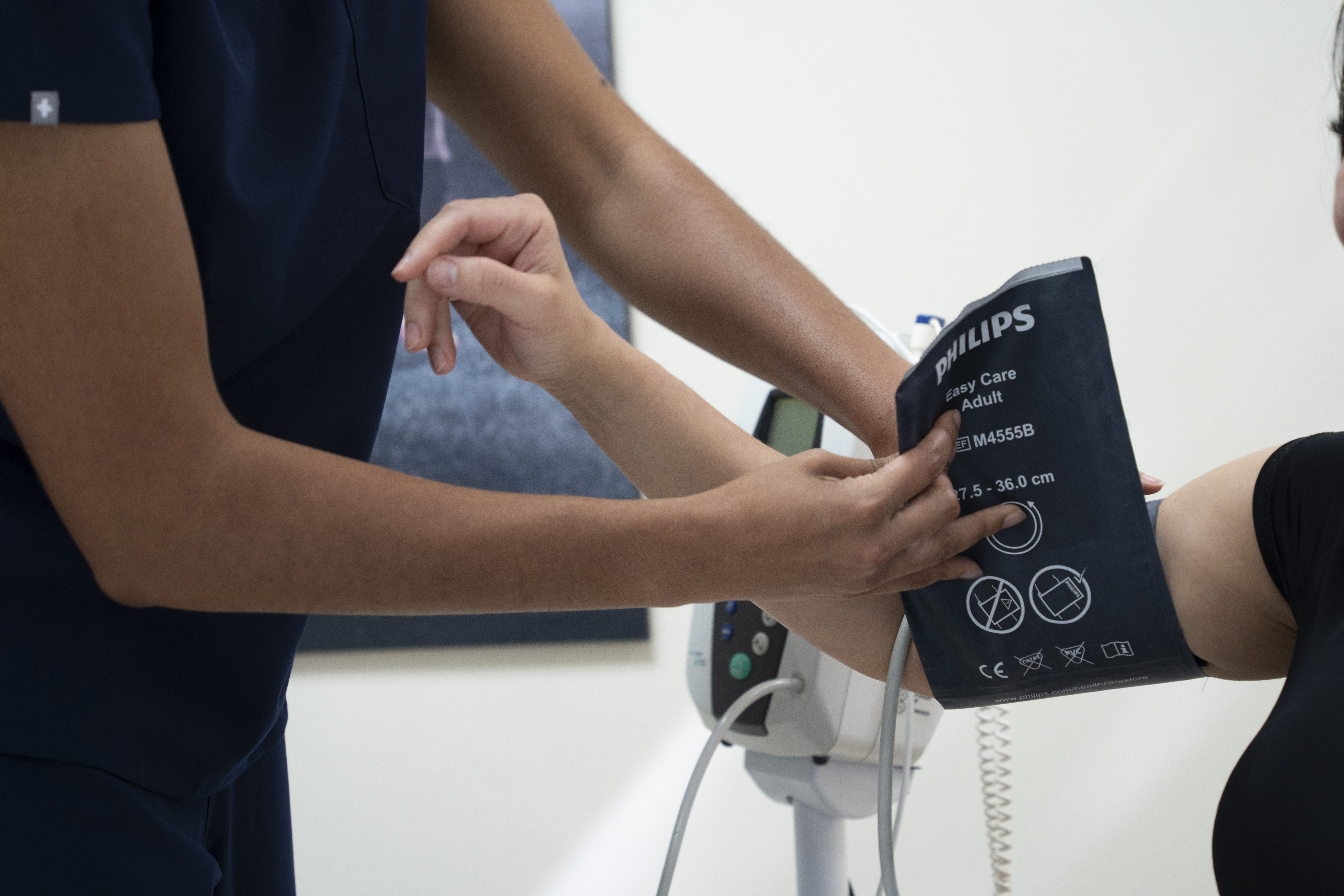 Docteure qui prend la pression d'un patient