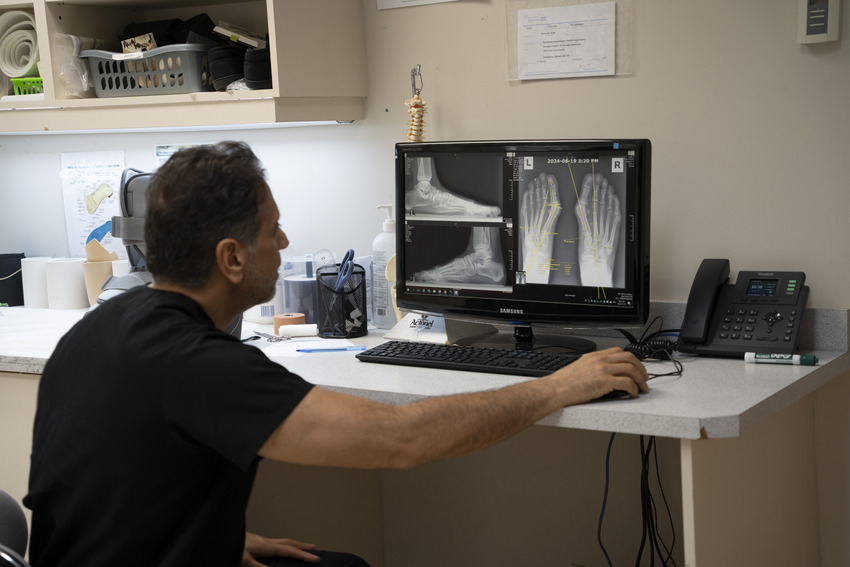 Un docteur qui examine une radiographie de pied